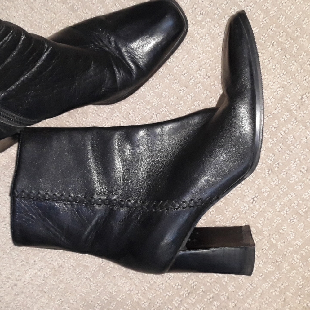 Bootalinos black leather zip ankle boots. Size 7.5
